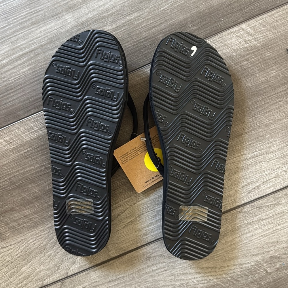 Flojos Black Flip Flops NWT - Picture 2 of 2
